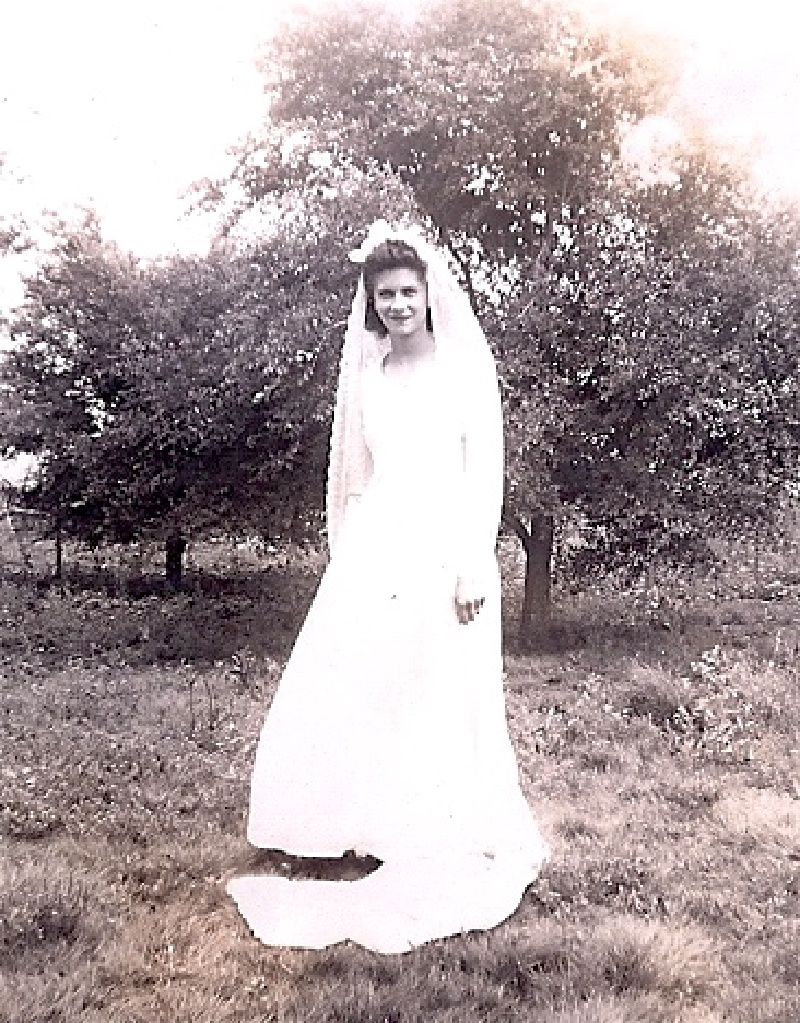 1944-MaryHelen-WedGown.jpg